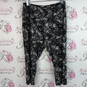 Penningtons capri tights cropped tropical Black and White Leaf Print Capris